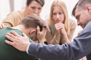 terapia grupo apoyo empatía acompañamiento chicas chicos mano comprensión