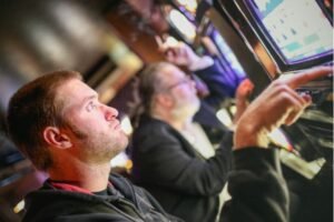 hombres tragaperras apuestas casino adiccion ludopata