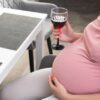 mujer embarazo copa vino alcohol rosa gestación