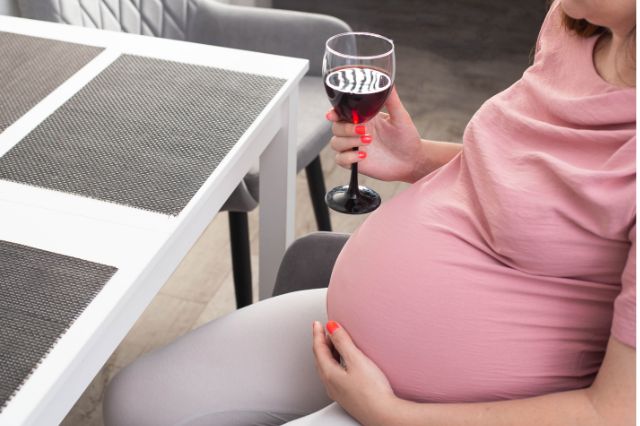 mujer embarazo copa vino alcohol rosa gestación