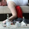 hombre sofá alcohol resaca atracón binge-drinking botellas vasos bebidas