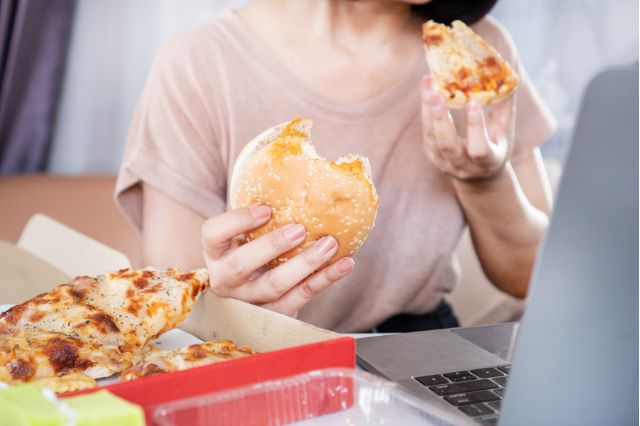 pizza hamburguesa mujer ordenador atracón comida