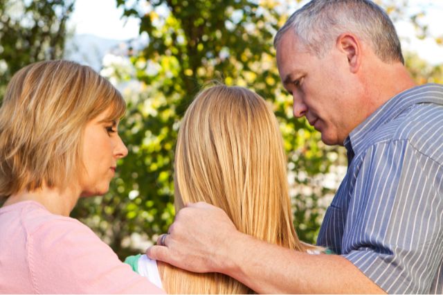 padre madre hija comunicación apoyo conversación rosa camisa rubio árbol