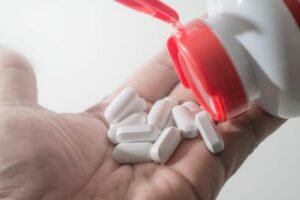 pastillas fármacos medicamentos comprimidos farmacia benzodiacepinas tranquilizantes mano envase blanco rojo