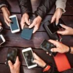 adicción redes-sociales móvil celular teléfono instagram manos jóvenes adolescentes mesa grupo