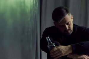 Persona con consumo problemático de alcohol negando su situación