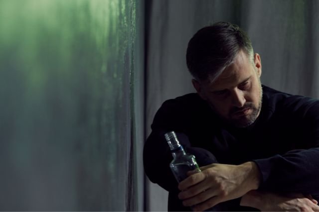 Persona con consumo problemático de alcohol negando su situación