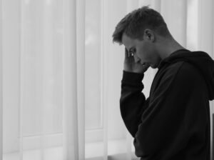 Persona joven preocupada y con ansiedad tras el consumo de cannabis en Córdoba