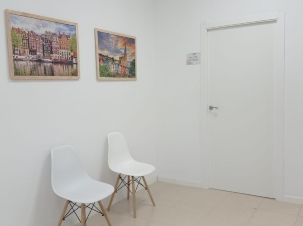 Acceso a sala de talleres terapéuticos en Clínica Efficiens Córdoba