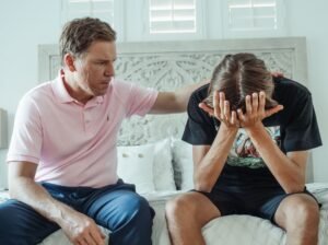 Dos personas sentadas frente a frente en conversación tranquila, representando el acompañamiento familiar en el proceso de recuperación de una adicción