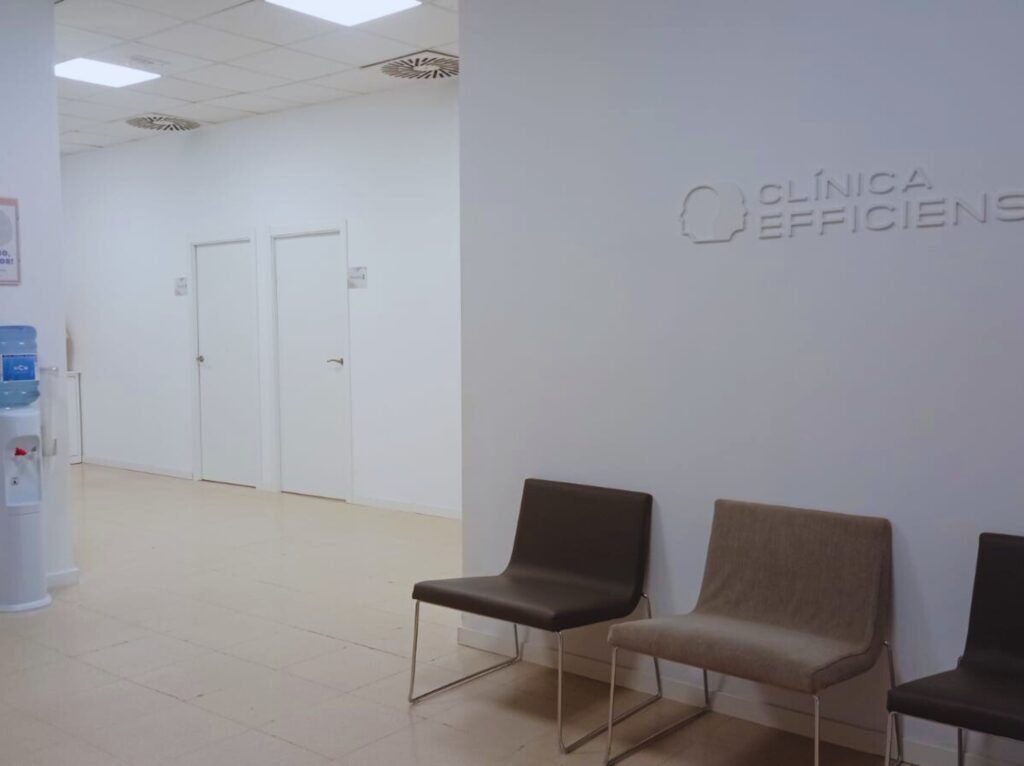 Zona de recepción y sala de espera de Clínica Efficiens en Córdoba