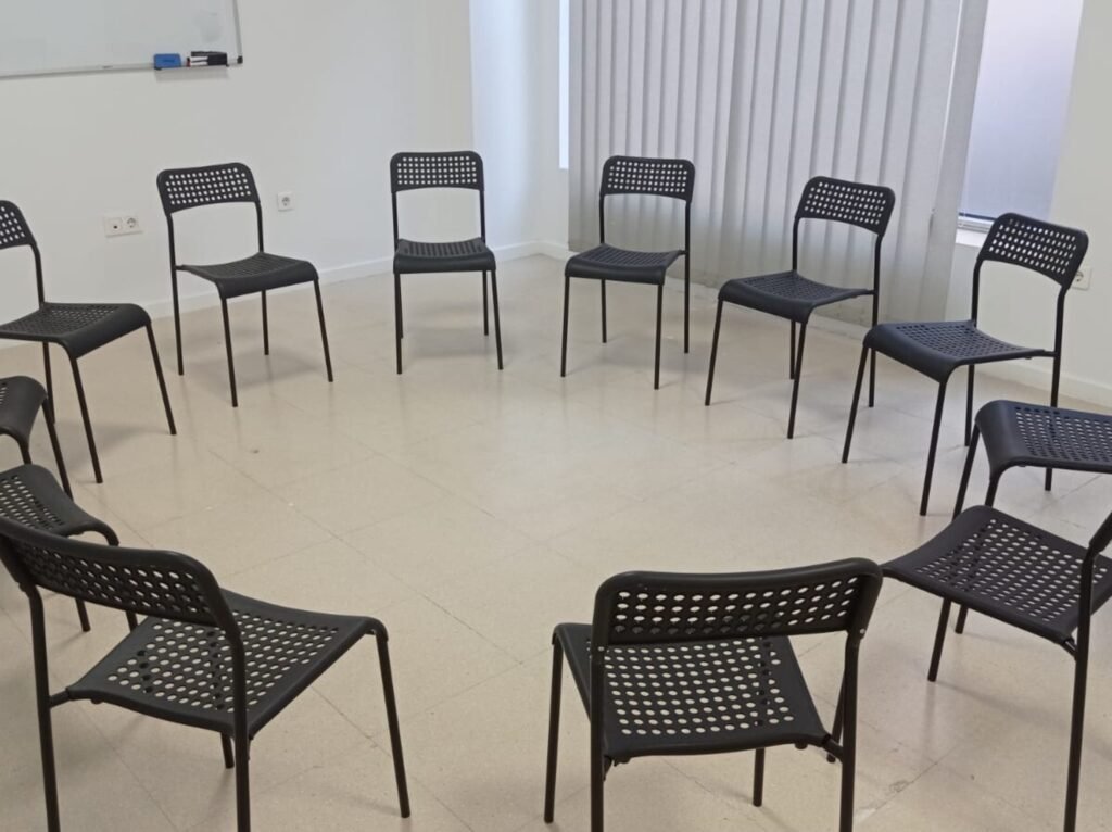 Sala para dinámicas y terapia grupal en Clínica Efficiens, clínica de adicciones en Córdoba