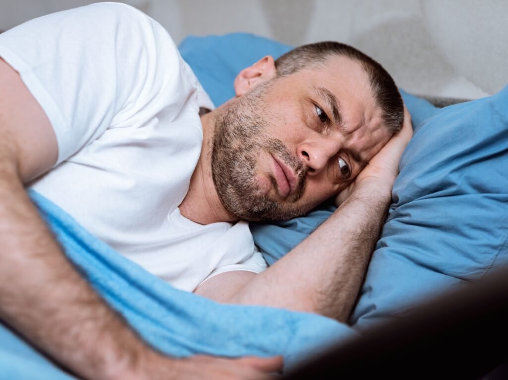 Persona con apatía durante sus primeros 30 días sin consumir cocaína, representando el inicio del proceso de recuperación.