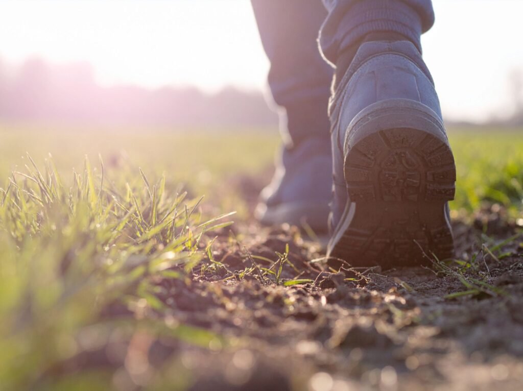 Persona caminando hacia adelante por un sendero al amanecer simbolizando la recuperación y el proceso de superación de una adicción.