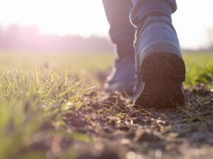 Persona caminando hacia adelante por un sendero al amanecer simbolizando la recuperación y el proceso de superación de una adicción.