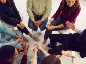 Persona en proceso de recuperación acompañada por su familia y un terapeuta.